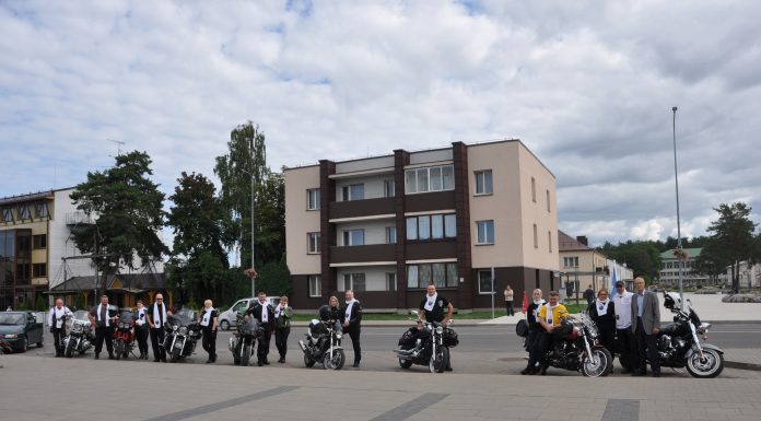 Varėniškiai motociklininkai išriedėjo į Baltijos kelią