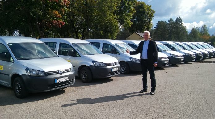 Varėnos mobilūs laiškininkai gavo tarnybinius automobilius
