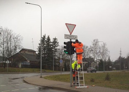 Atgal į praeitį – grįžta žalios rodyklės posūkyje į dešinę