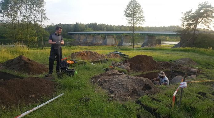 Merkinės piliakalnio papėdėje dirba archeologai