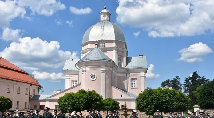 Pasieniečių dienos minėjimo metu apdovanoti pasižymėję Varėnos rinktinės pasieniečiai ir darbuotojai