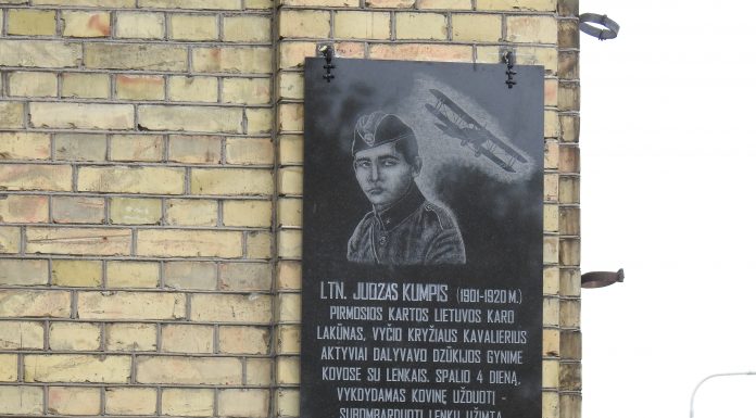 Įamžintas karo lakūno žygdarbis