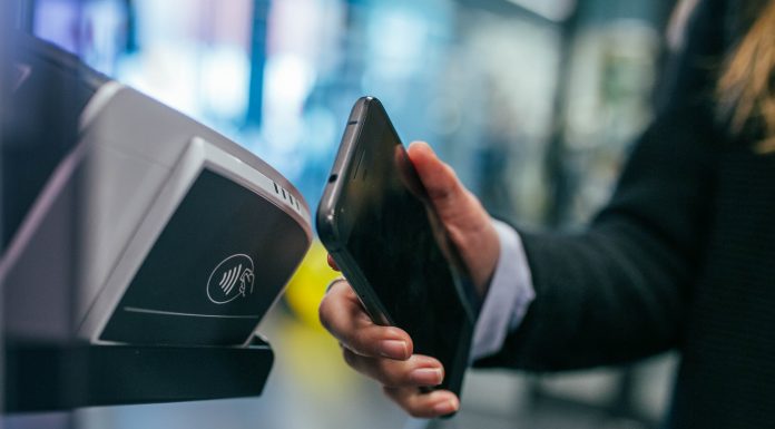 Pinigines keičia telefonai: ką būtina žinoti prieš pradedant naudotis išmaniuoju atsiskaitymu?