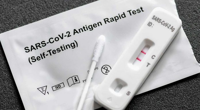 Naująją COVID-19 atmainą gydytojai vadina „slapuke“, nes ją ne visada aptinka savikontrolės testai