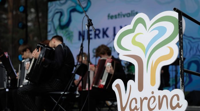 Varėna sutiko vasarą – vandens tema Dainų slėnyje lietaus neprišaukė